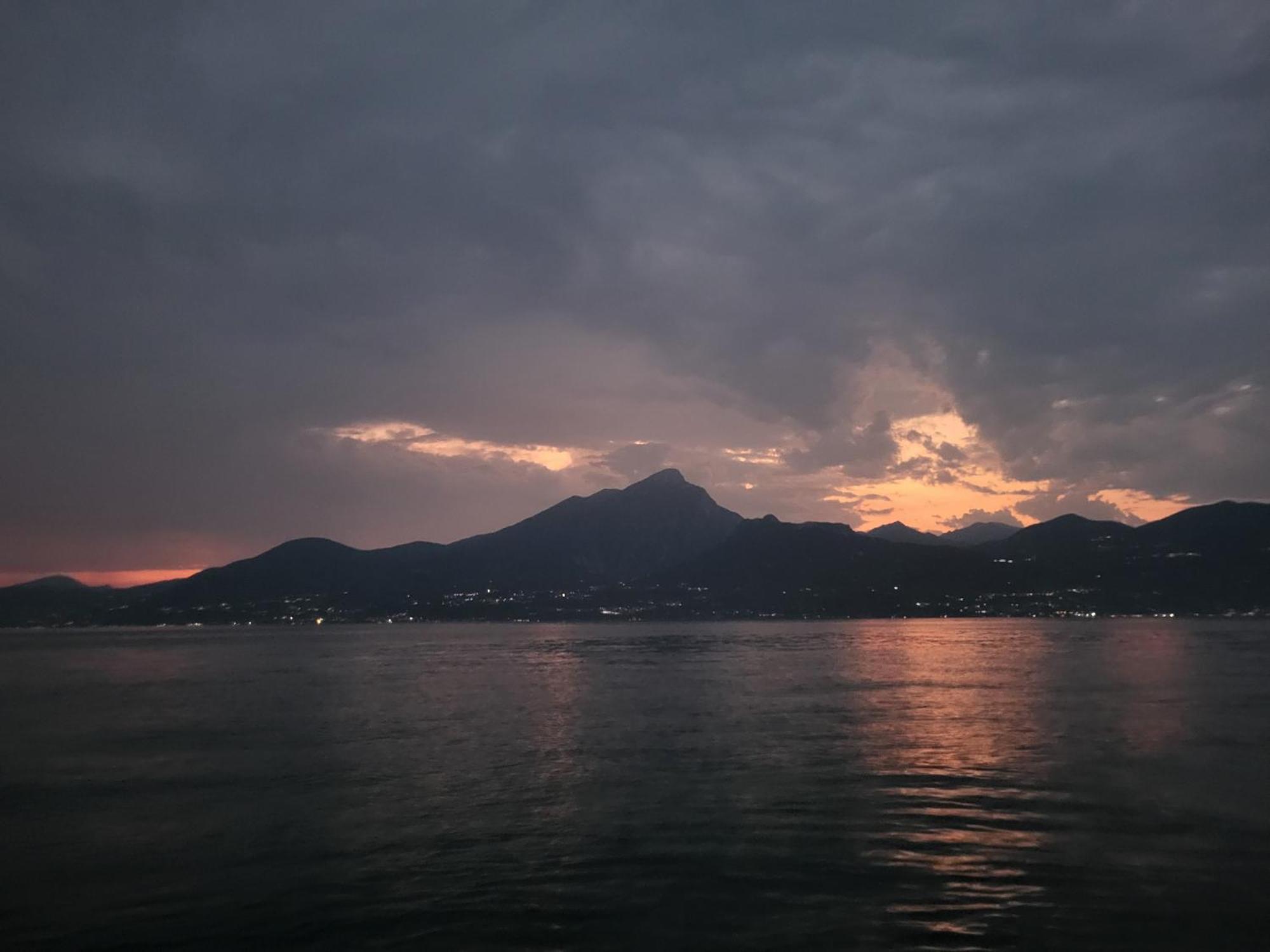 Attilio High Living Suites - Adults Only Torri Del Benaco Quarto foto